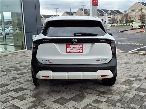 Aspen White Tricoat 2025 Nissan Kicks SR