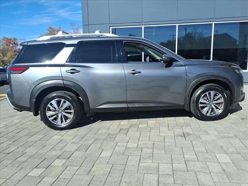 2023 Nissan Pathfinder SL 4WD