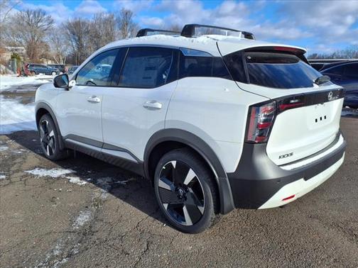 2025 Nissan Kicks SR