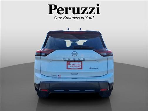 Everest White Pearl/Super Black 2025 Nissan Rogue SL
