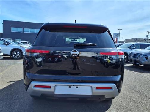 2025 Nissan Pathfinder SL 4WD