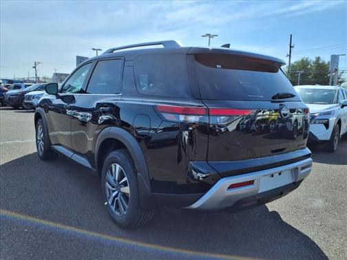 2025 Nissan Pathfinder SL 4WD