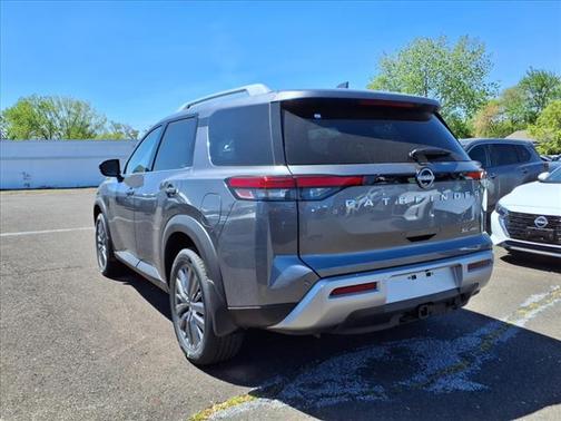 2025 Nissan Pathfinder SL 4WD