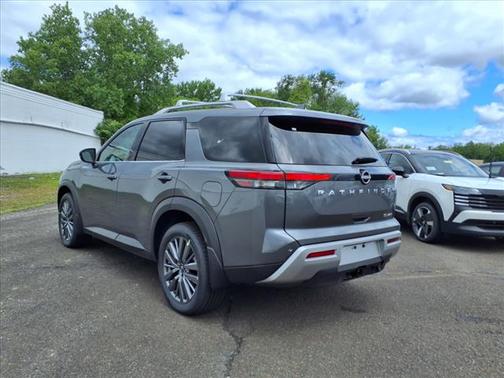 2025 Nissan Pathfinder SL 4WD