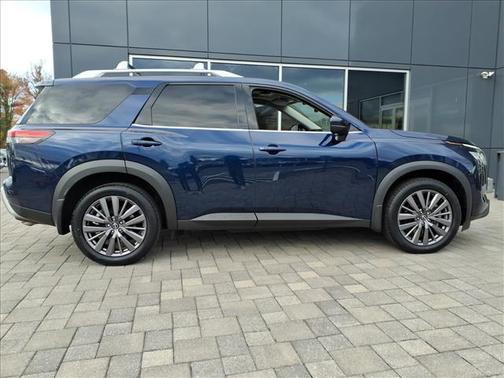2023 Nissan Pathfinder SL 4WD