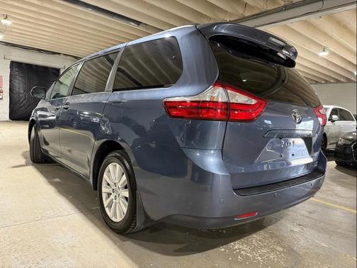 2017 Toyota Sienna XLE
