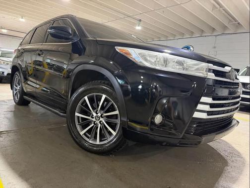 Black 2018 Toyota Highlander XLE