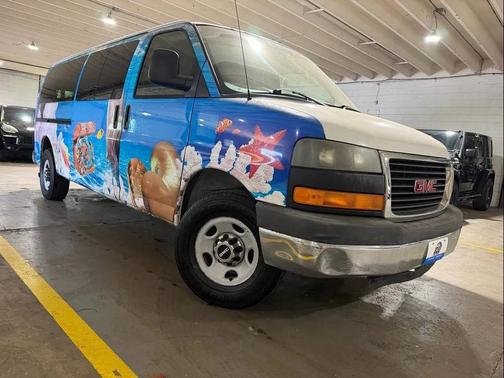 White 2010 GMC Savana 3500 LT