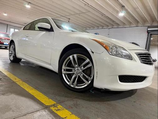 White 2009 INFINITI G37x Base