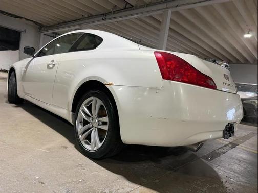 White 2009 INFINITI G37x Base