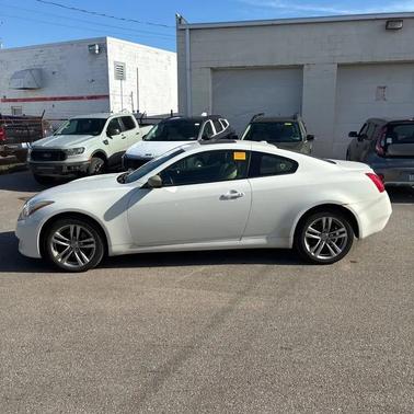 White 2009 INFINITI G37x Base