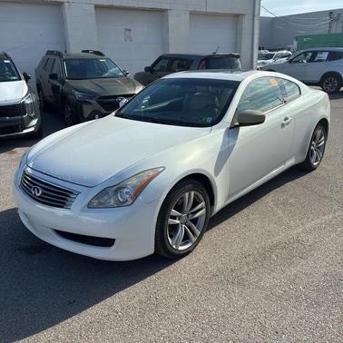 White 2009 INFINITI G37x Base