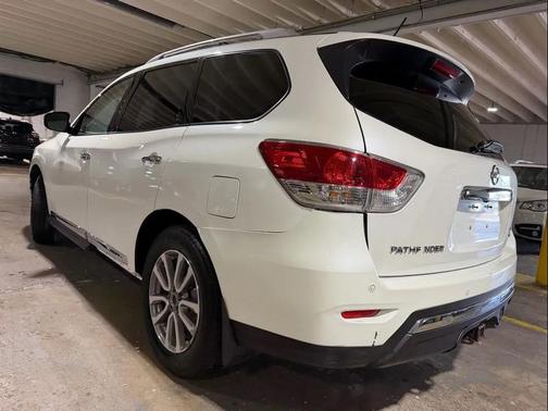 White 2015 Nissan Pathfinder SL