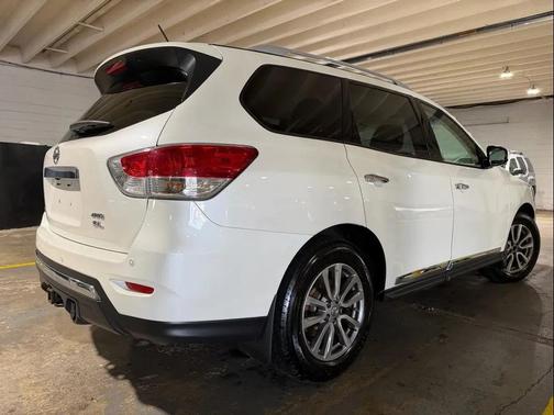 White 2015 Nissan Pathfinder SL