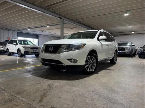 White 2015 Nissan Pathfinder SL