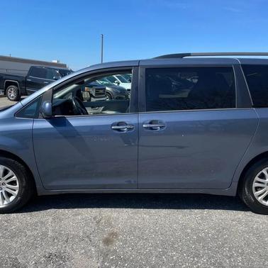 2017 Toyota Sienna XLE