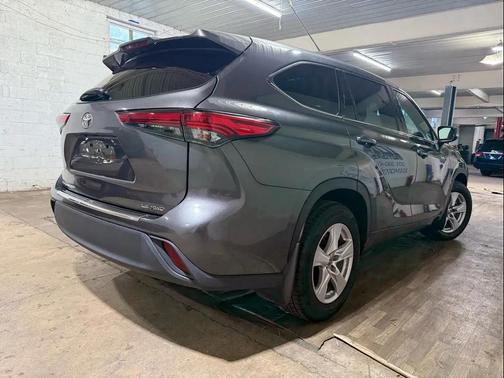 2022 Toyota Highlander LE