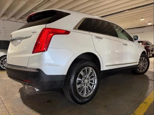 White 2017 Cadillac XT5 Luxury