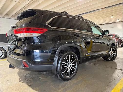 Black 2018 Toyota Highlander SE