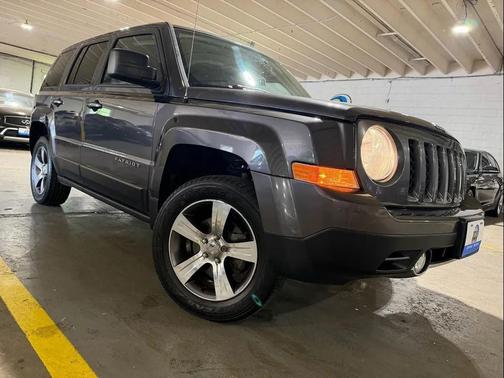Granite Crystal Metallic Clearcoat 2017 Jeep Patriot High Altitude