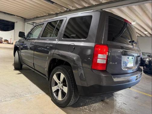 Granite Crystal Metallic Clearcoat 2017 Jeep Patriot High Altitude
