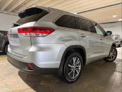 Silver 2017 Toyota Highlander XLE