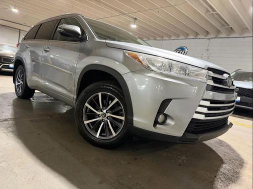 Silver 2017 Toyota Highlander XLE
