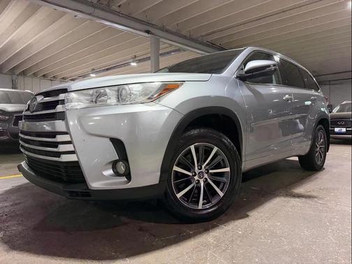 Silver 2017 Toyota Highlander XLE
