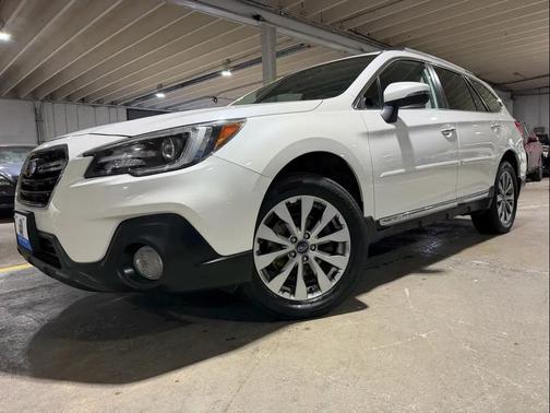 White 2018 Subaru Outback 2.5i Touring