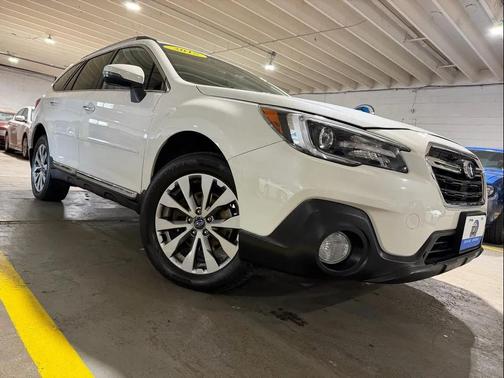 White 2018 Subaru Outback 2.5i Touring