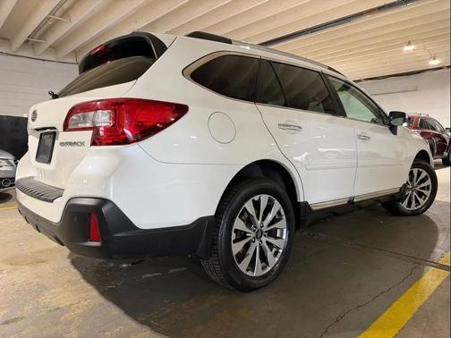 White 2018 Subaru Outback 2.5i Touring