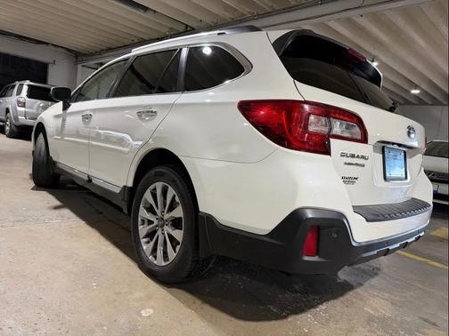 White 2018 Subaru Outback 2.5i Touring