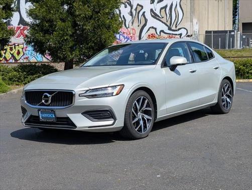 2020 Volvo S60 T6 Momentum