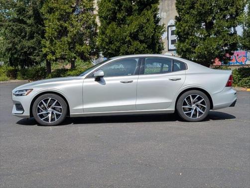2020 Volvo S60 T6 Momentum