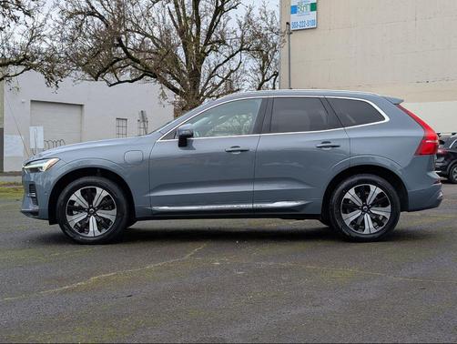 2023 Volvo XC60 Recharge Plug-In Hybrid T8 Plus Bright Theme