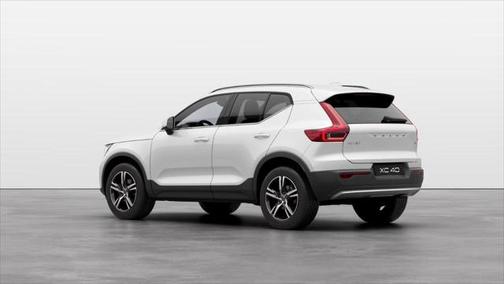 2025 Volvo XC40 B5 Core Bright Theme