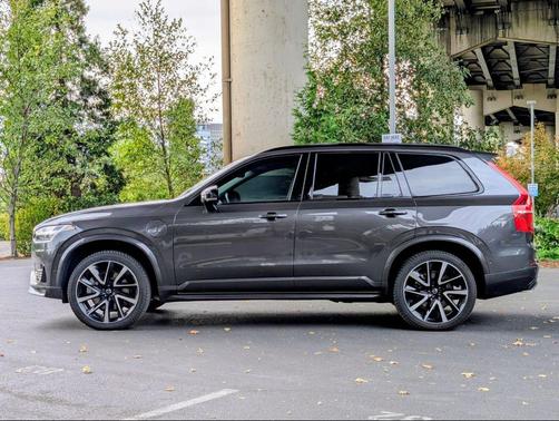 2023 Volvo XC90 Recharge Plug-In Hybrid T8 Ultimate Dark Theme 7-Seater