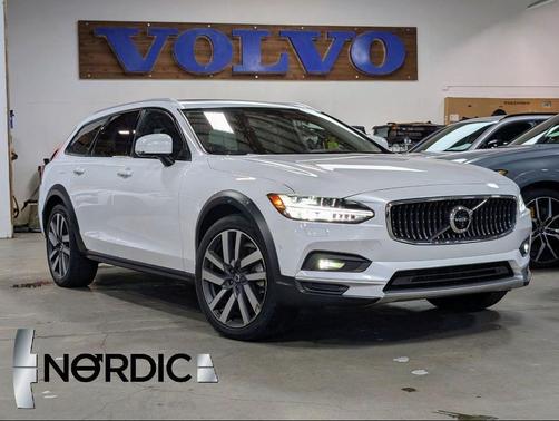 2022 Volvo V90 Cross Country B6