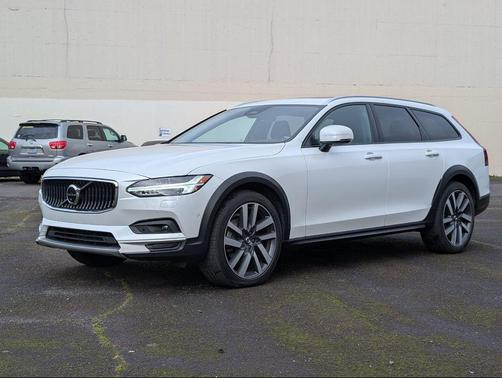 2022 Volvo V90 Cross Country B6