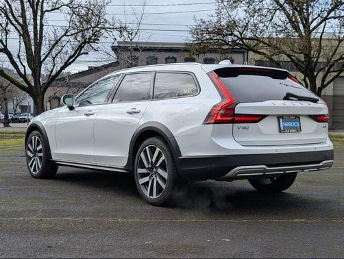 2022 Volvo V90 Cross Country B6