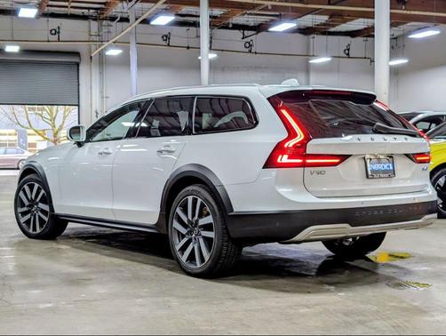 2022 Volvo V90 Cross Country B6