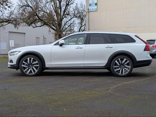 2022 Volvo V90 Cross Country B6