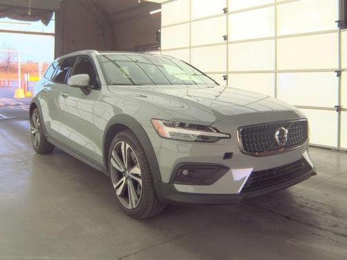 2025 Volvo V60 Cross Country Plus, B5 AWD Gas (mild hybrid)