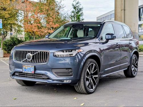 2022 Volvo XC90 T6 Momentum