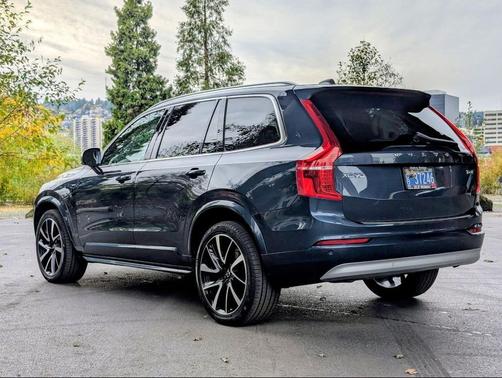 2022 Volvo XC90 T6 Momentum