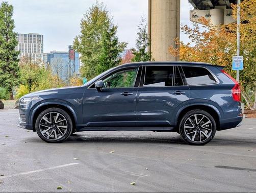 2022 Volvo XC90 T6 Momentum
