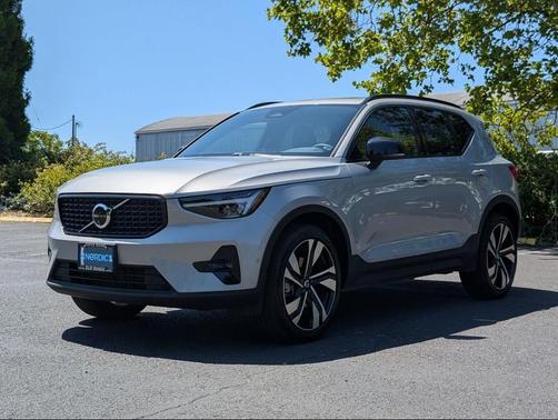 2025 Volvo XC40 B5 Plus Dark Theme