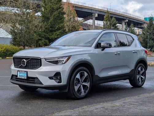 2025 Volvo XC40 B5 Plus Dark Theme