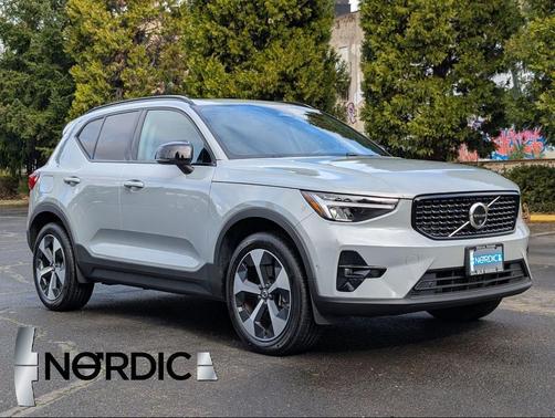 2025 Volvo XC40 B5 Plus Dark Theme