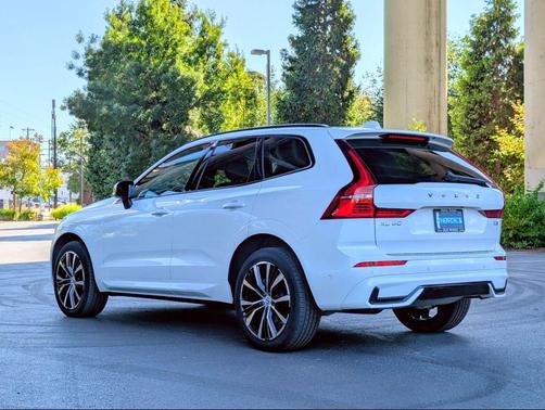2023 Volvo XC60 Plus Dark Theme